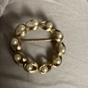 Elegant Gold and Pearl Brooch